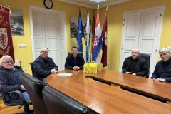 Gradonačelnika Otočca posjetili predstavnici Udruge proizvođača meduna, kadulje i vriska