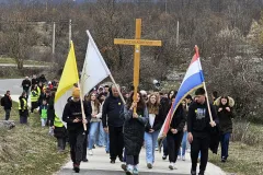 Mladi Gospićko-senjske biskupije hodali križni put u Lovincu