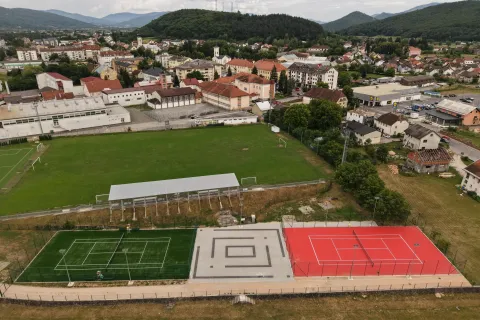 Otočac dobio obnovljene teniske terene s rasvjetom
