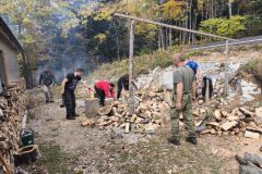 Radna akcija planinarskog društva Željezničar Gospić u “Kuginoj kući” na Velebitu