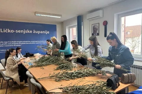 Ususret Cvjetnoj nedjelji, HDZ u petak na gospićkoj placi tradicionalno daruje građane maslinovim grančicama