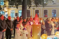Gospić: Upaljena četvrta adventska svijeća