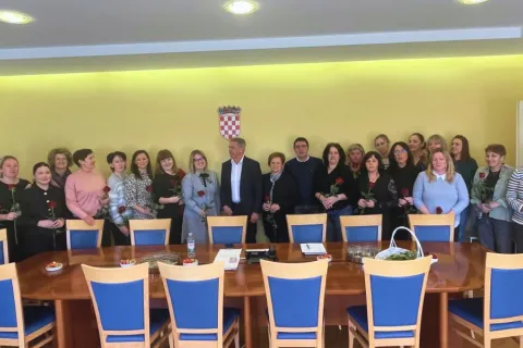 Uoči Dana žena gradonačelnik darivao službenice gradske uprave