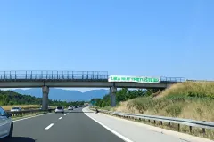 VIDEO/Transparent dočekao turiste na A1: “Lika nije smetlište EU”