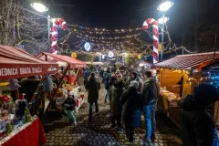 Otvoren Advent u Otočcu – Blagdansko ozračje, okusi i zabava za sve generacije