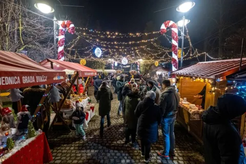 Otvoren Advent u Otočcu – Blagdansko ozračje, okusi i zabava za sve generacije