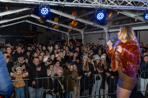 Spektakularni završetak “Adventa u Lici”: Lidija Bačić oduševila posjetitelje. Pogledajte što se sve događalo sinoć!