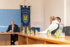 Župan Petry primio brončane osvajače medalje i darovao im skulpturu s grbom Velebitske degenije