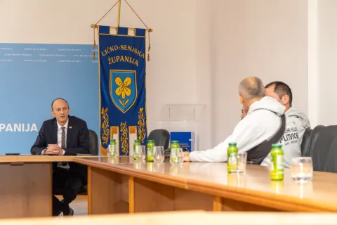 Župan Petry primio brončane osvajače medalje i darovao im skulpturu s grbom Velebitske degenije