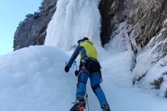 Otočani u lednom penjanju slapa u Sloveniji