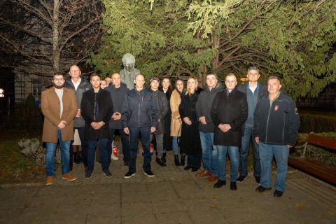 Gospić: Članovi HDZ-a poklonili se žrtvama Vukovara i Škabrnje