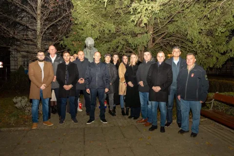 Gospić: Članovi HDZ-a poklonili se žrtvama Vukovara i Škabrnje