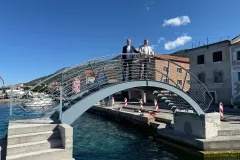 U Karlobagu izgrađen pješački mostić koji spaja rivu i lučicu vrijedan 150 tisuća eura