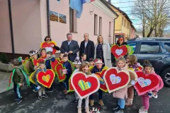 Župan Ernest Petry i načelnik Fumić prisustvovali maskenbalu Dječjeg Vrtića Tratinčica u Brinju