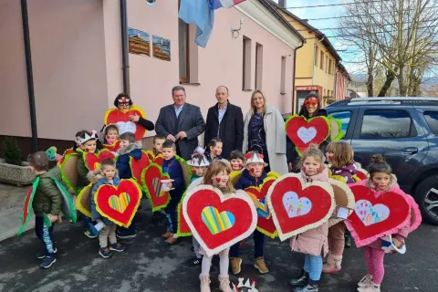 Župan Ernest Petry i načelnik Fumić prisustvovali maskenbalu Dječjeg Vrtića Tratinčica u Brinju
