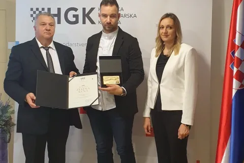 Plaketa Zlatna kuna tvrtkama Calcit Lika iz Gospića, Zlatko-Commerce iz Jezerana i Dren iz Otočca