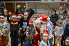 Djed Božićnjak stigao u Gospić kako bi igrao pickleball! Pogledajte Zeru fotki u nastavku