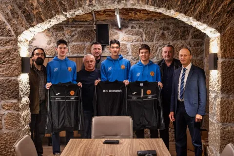 U prostorijama Ličko-senjske županije uručena donacija sportske opreme za NK Plitvice i KK Gospić