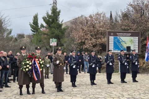 Povodom 33. obljetnice VRO Maslenica s Masleničkog mosta poslana poruka zahvalnosti hrvatskim braniteljima