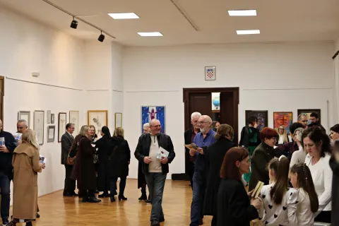 U Otočcu otvorena izložba “Moj križ svejedno gori”