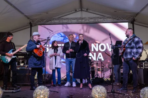 FOTO Gospić proslavio Novu godinu u podne uz nezaboravan koncert Bosutskih bećara i Učiteljica