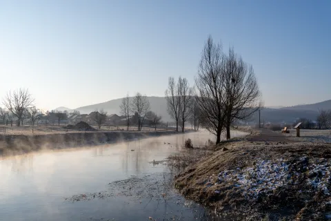 Zima steže, a prizori iz Otočca ostavljaju bez daha! Pogledajte ledenu idilu