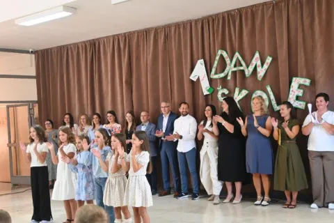 Zamjenik Kovačević posjetio osnovnoškolce: „Grad Gospić osigurao dodatni radni materijal vrijedan 30.000 eura“