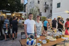 Lička seljačka tržnica obogatila ljetnu večer u Karlobagu
