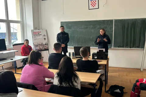Obilježen Europski dan broja 112: Maturanti u Gospiću učili o sustavu civilne zaštite i volontiranju
