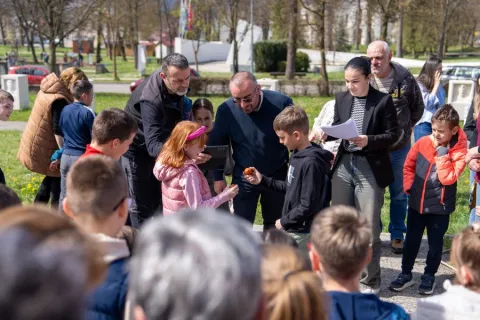 Uskrs u Otočcu završio Uskrsnim doručkom i turnirom u tucanju jaja