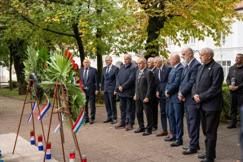 FOTO / Vodstvo Hrvatskog generalskog zbora odalo počast herojima Domovinskog rata u Gospiću