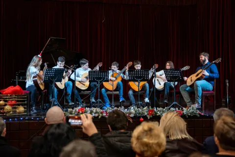 FOTO / Učenici Osnovne glazbene škole u Gospiću održali čaroban božićni koncert