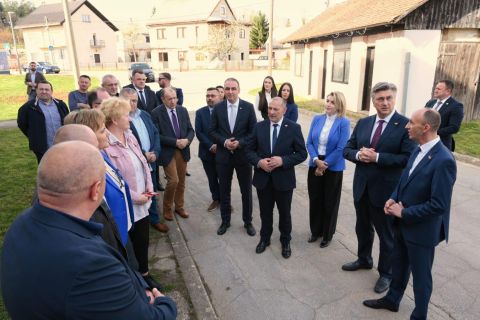 U Perušiću svečano otkrivena spomen-ploča u sjetu na osnivanje HDZ-a za Zajednicu općina Gospić, Perušić i Karlobag