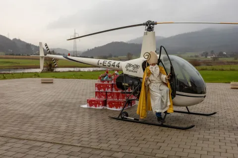 Sveti Nikola stiže u Gacku s helikopterom punim poklona