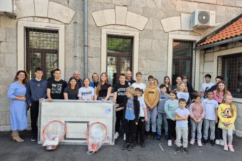 Igralište Osnovne škole Karlobag “Šime Starčević” bogatije za novu košarkašku opremu