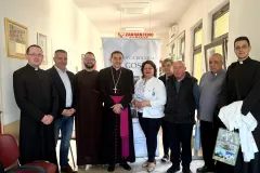 Biskup Medo blagoslovio novi drveni oltar u kapeli Opće bolnice Gospić