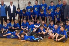 Rukometnom klubu Senj uručena donacija od 120 majica za najmlađe uzraste