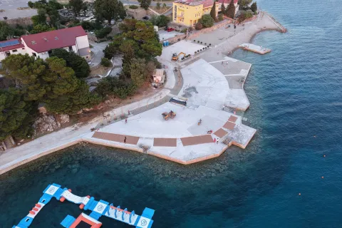 Karlobag uljepšan za sezonu: Dovršena prva faza obnove hotelske plaže