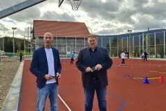 Završen projekt izgradnje višenamjenskog školskog igrališta u Brinju vrijednog 215.000 eura – župan Petry obišao igralište s načelnikom Fumićem