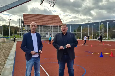 Završen projekt izgradnje višenamjenskog školskog igrališta u Brinju vrijednog 215.000 eura – župan Petry obišao igralište s načelnikom Fumićem