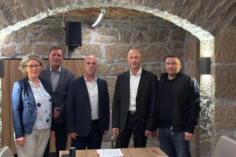 Potpisani ugovori vrijedni 952 tisuće eura za prijevoz učenika osnovnih škola u Ličko-senjskoj županiji