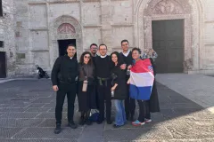 Hodočasnici Gospićko-senjske biskupije započeli svoje hodočašće u Rim posjetom Asizu
