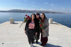 U Karlobagu obilježen Međunarodni dan žena podjelom ruža na glavnom trgu