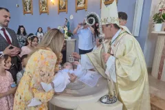 Biskup Marko Medo krstio osmo dijete u obitelji Golomejić u Kistanjama