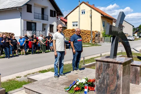 Memorijalni malonogometni turnir “Nikola Zdunić – Harga” započeo odavanjem počasti hrvatskim braniteljima