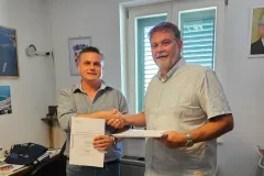 Novi iskorak u sigurnosti luke: Lučka uprava Novalja i tvrtka Marinetek potpisali ugovor za valobranski ponton