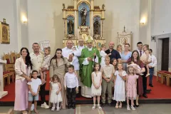 Dvostruka radost u Ličkom Osiku: Biskup Medo krstio peto i šesto dijete obitelji Tomaš i Sorić