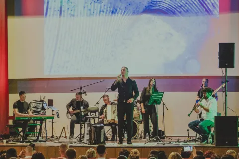 Siniša Biško održao koncert u Gospiću: „Večer za dušu“ uz pjesmu i dobru atmosferu