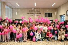 FOTO “Mama, budi zdrava”: Učenici OŠ dr. Franje Tuđmana Lički Osik obilježili Dan ružičaste vrpce