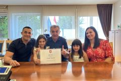 Državna prvakinja u atletici Plazma sportskih igara mladih Sara Žarak na prijemu kod gradonačelnika Milinovića
